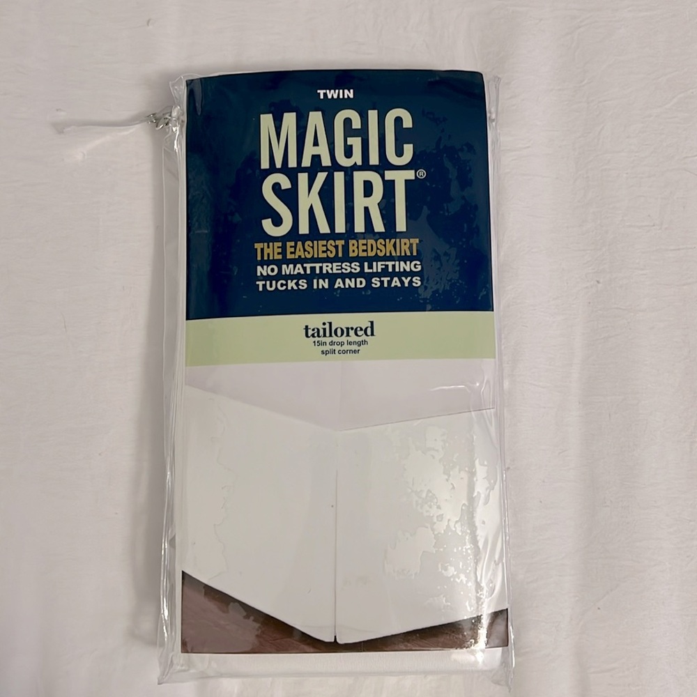 NWT “Magic Skirt” Twin Bedskirt